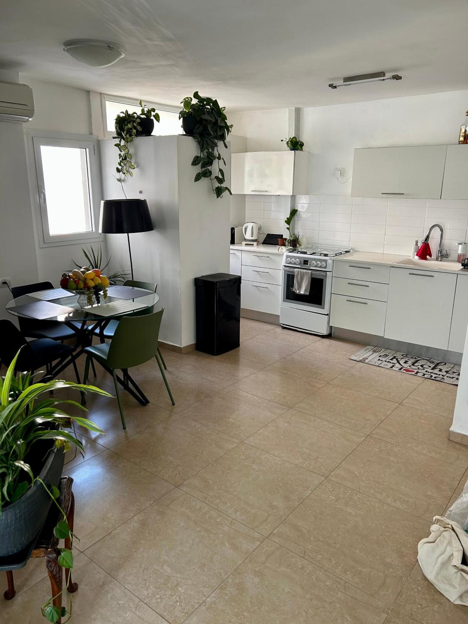 A In A Modern Near The Belinson Schneider Hospital And The Red Line To Tel Aviv Séjour chez l'habitant Petach Tikva